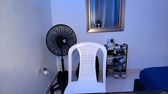 crow_black00 live cam on StripChat