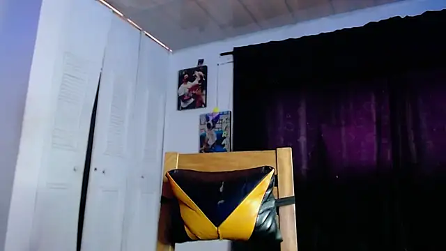 Adam_Hudsond live cam on StripChat
