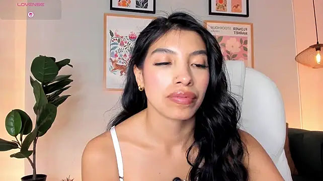 Tiffany_Low live cam on StripChat