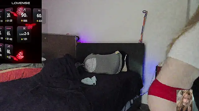 Blondiewithanass live cam