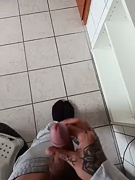 youngdick25 (M young) - Put your dick outside