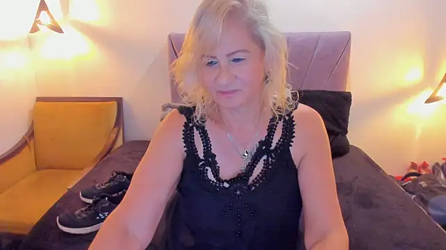 ScarletHoot_ live cam on StripChat