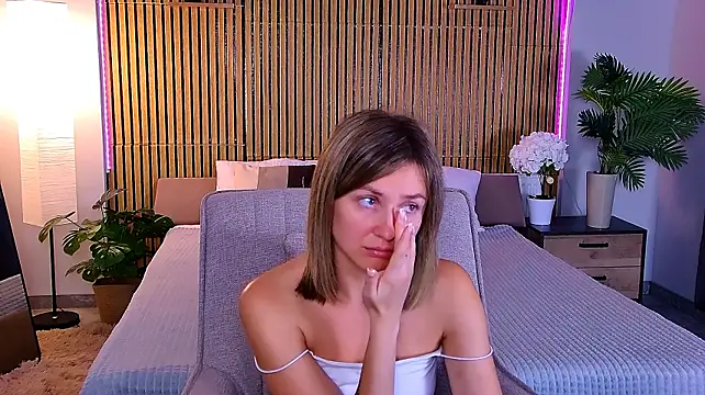 EmeraldGlow live cam on StripChat