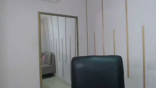 Nayariskaya live cam on StripChat