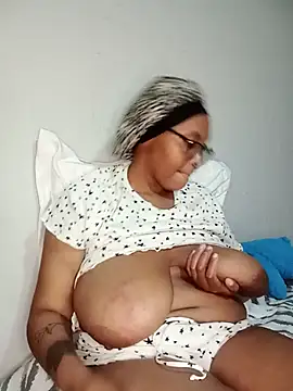 ShantelBootyBoobs live cam on StripChat