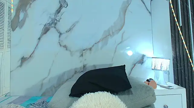 Honey-Hips live cam on StripChat