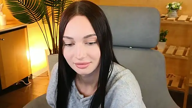 EmikoMenasco live cam on StripChat