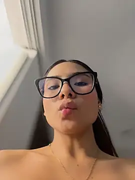 amira_cute2 live cam on StripChat