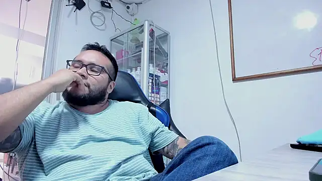 VINCEDMAGLIOO live cam on StripChat