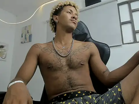 linuxkell_skinny live cam on StripChat