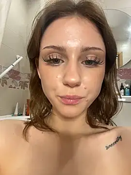 lilylun (F teen) - take off bra+pinch tender nipples