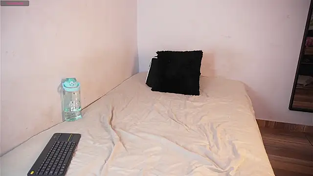 doll4you_ (F teen) - Fingers in my pussy until she squirt