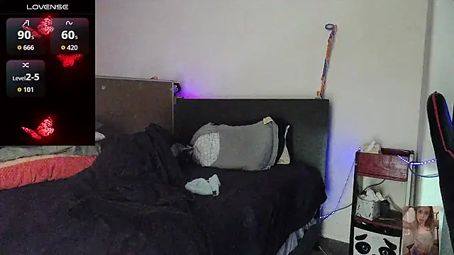 Blondiewithanass live cam
