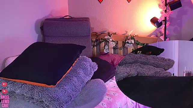 Angel-Lewd-Cake live cam