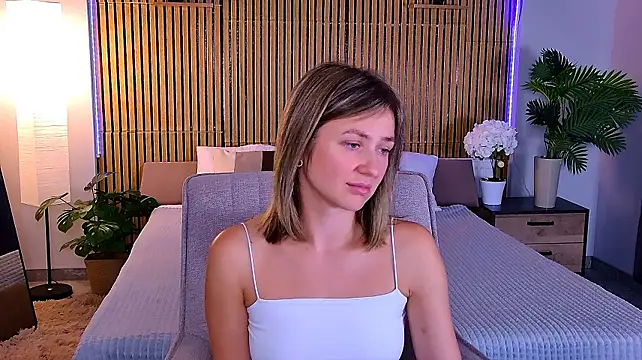 EmeraldGlow live cam on StripChat