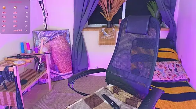 laracroftmansion live cam on StripChat