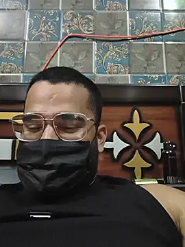 BeardKingoBack live cam on StripChat