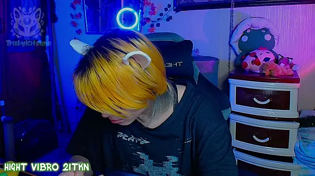 trickykitsune (F teen) - 🍀 Suck nipples close up