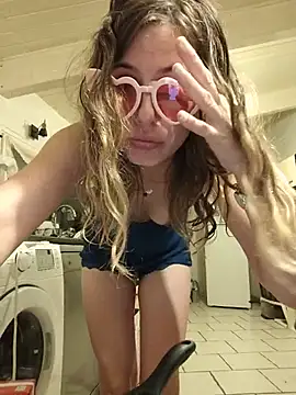 frenchgirl (F young) - Petite pause coquine dans la voiture 😘