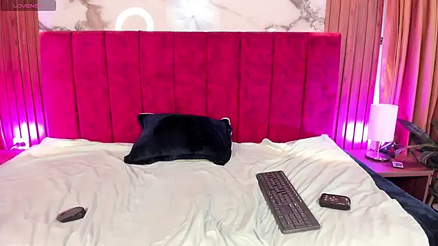 Yarha_Valois live cam on StripChat