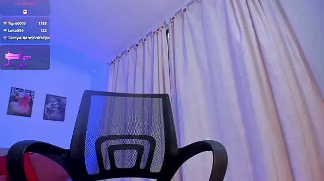 Naiely_Naides live cam on StripChat