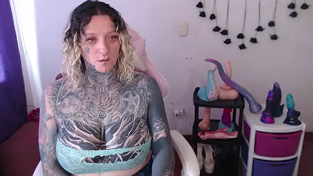 SLOPPYTITSS live cam on StripChat