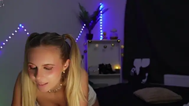 BonnieBluX live cam on StripChat