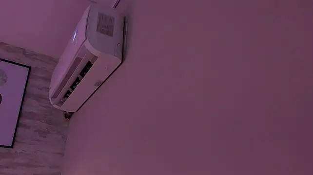 Roseemilf_ live cam on StripChat