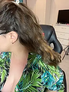 DienkaGreen live cam on StripChat