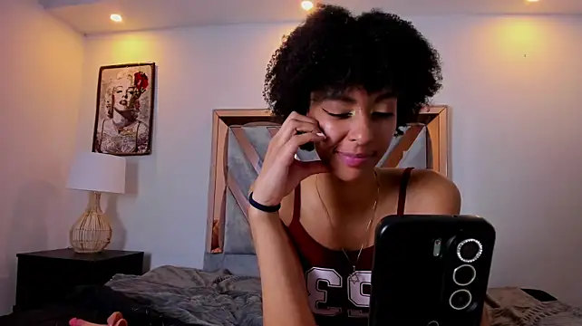 Kiara_Kamau_XXX live cam on StripChat