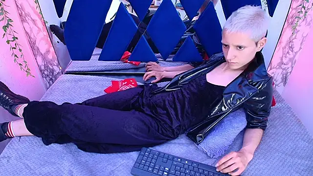 fieramadame (F young) - You'll cum in 5 minutes under my orders.