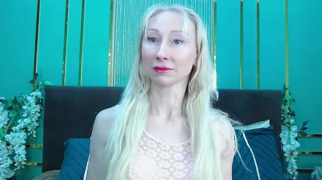 kissdreamm (F mature) - topless dance