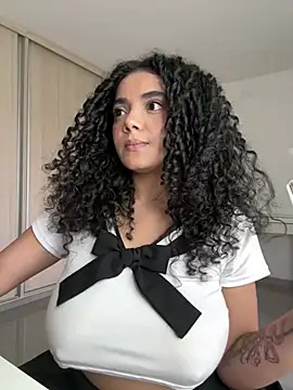 Curlyierr live cam