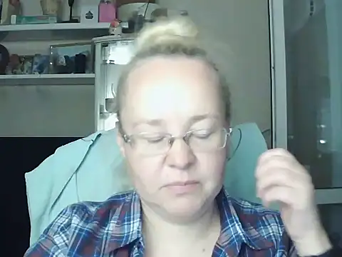 viola27 (F milf) - tit massage through a top