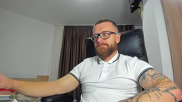 Findom_guy live cam on StripChat