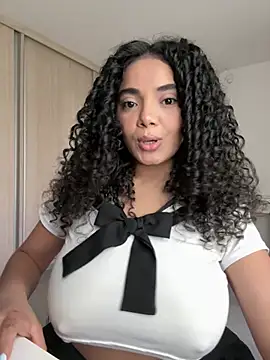 Curlyierr live cam