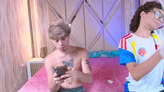 Twinfire_zeus live cam on StripChat