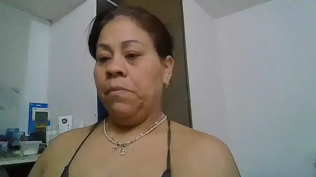 Veronica_missbigg live cam on StripChat