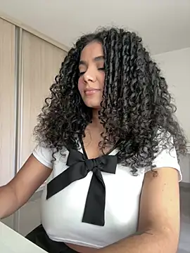 Curlyierr live cam