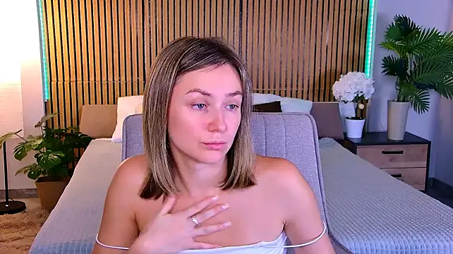EmeraldGlow live cam on StripChat