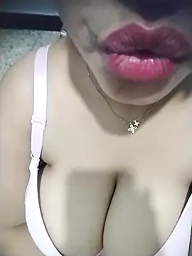 fatineae1 live cam on StripChat