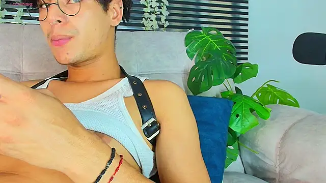 ThiiagoSaeenz live cam on StripChat