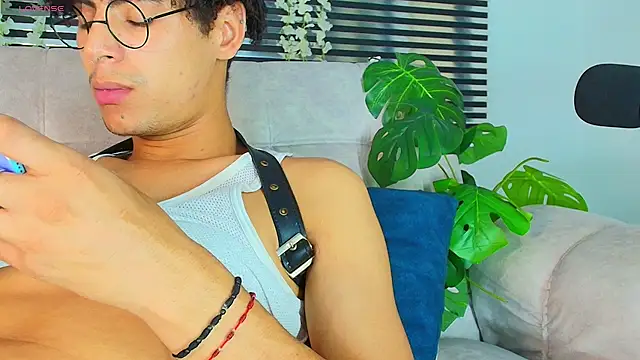ThiiagoSaeenz live sex cam