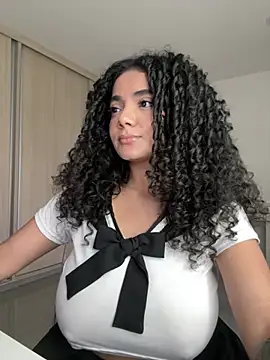 Curlyierr live cam