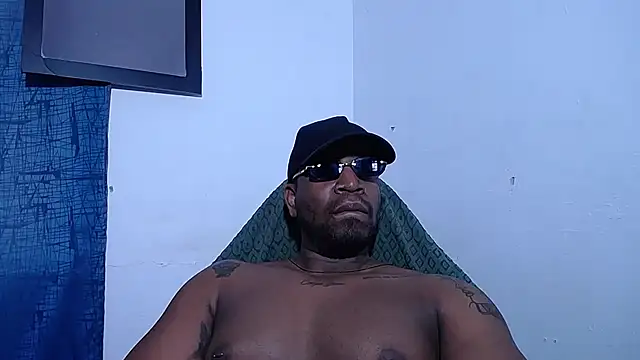 leandrohurtado69 (M young) - dirty and horny