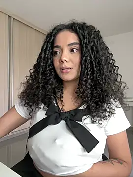Curlyierr live cam