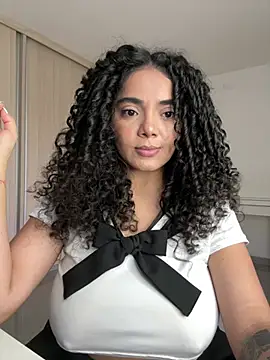 Curlyierr live sex cam