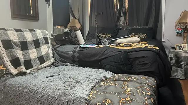 CoffeeNCreamHer live cam on StripChat