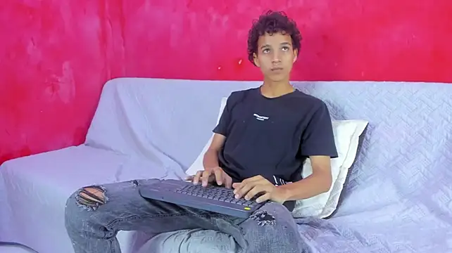 AXEL_DESIRE live cam on StripChat
