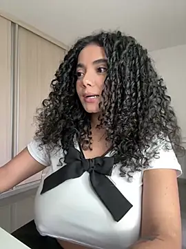 Curlyierr live cam